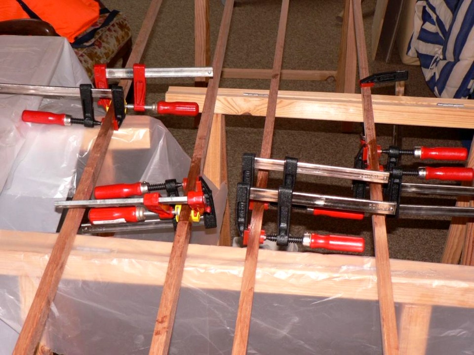 Et voici les quatre lattes en acajou des futurs listons du Skerry, livr&eacute;s en deux morceaux afin de rentrer dans le carton du kit (2.49 m de long). Les biseaux des scarfs sont d&eacute;j&agrave; coup&eacute;s, il n'y a qu'&agrave; coller. 