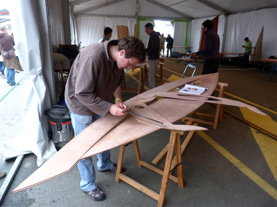 Nous disposons d'un chapiteau spacieux, situé à proximité de l'entrée de la Place des Formes, et nous avons toute la place requise pour construire nos bateaux sans nous géner les uns les autres. 