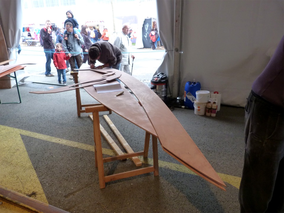 Le public de ce vendredi, nombreux malgré une météo de fin d'automne, peut observer les opérations par les cotés de la tente, parteillement ouverte. 