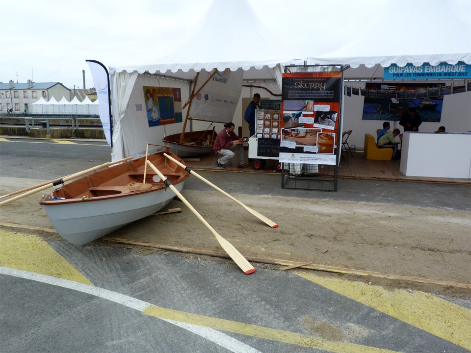 Juste à coté du chapiteau "Je construis mon bateau" se trouve le stand de la ville de Guipavas (commune mitoyenne de Brest) dont la Maison des Jeunes m'avait acheté deux kits de Skerry pour les faire construire par les jeunes de la commune. C'est chose faite (et fort bien faite), et l'un des bateaux est sur l'eau et participe aux navigations, tandis que l'autre trône fièrement devant le stand. Les deux bateaux font maintenant l'objet d'un programme de navigation pour les jeunes. 