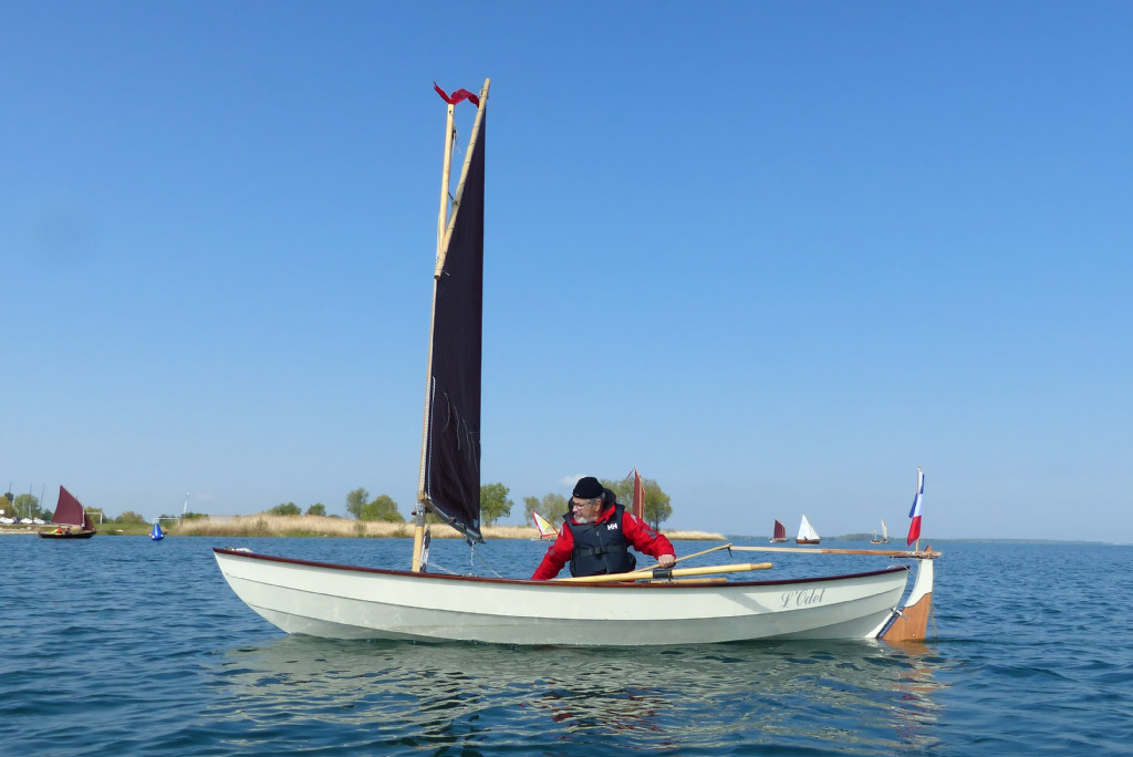 Jean-François sur "L'Odet". Il a construit son Skerry en construction accompagnée à l'atelier en septembre 2014. 