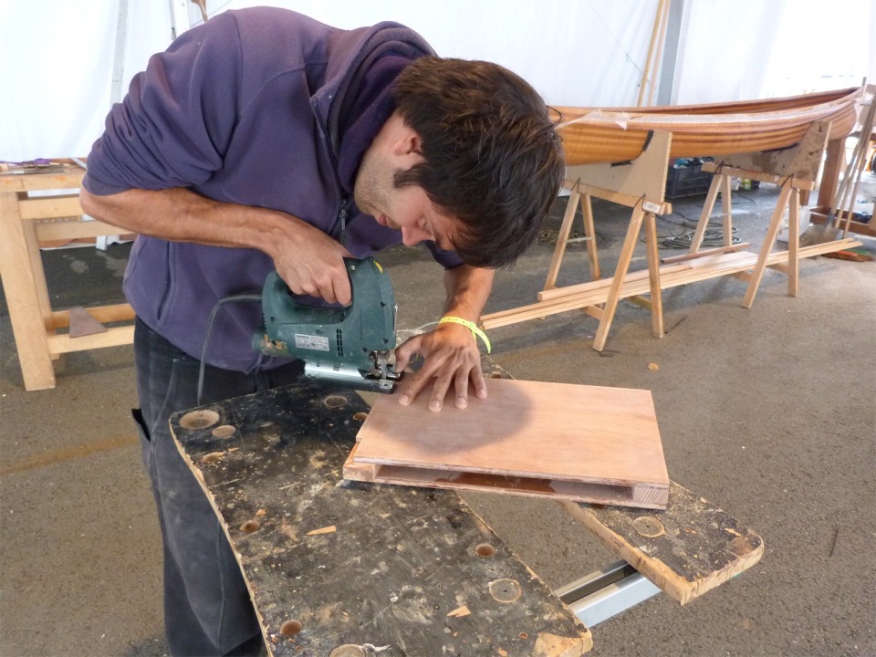 Yann termine la finition du puits de dérive que j'ai apporté tout collé. Ici il découpe les extrémités des jambes du puits. 