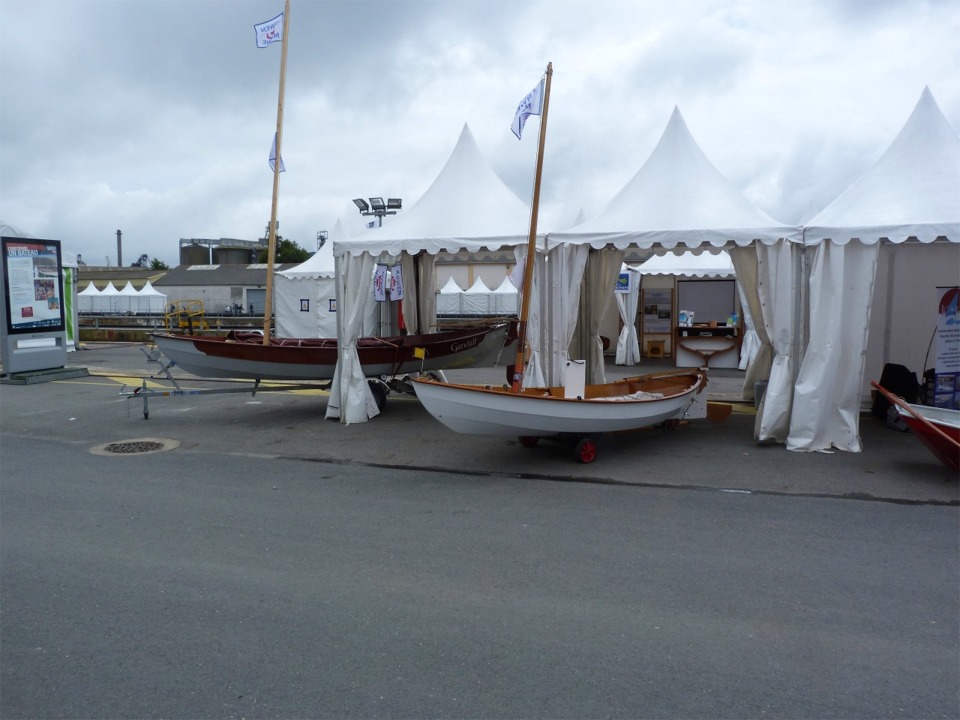 Gérard est venu me prêter main forte avec sa "Marie Pupuce" que l'on voit ici sur le stand Arwen Marine, qui jouxte le chapiteau "Je construis mon bateau", en compagnie de mon "Gandalf". 