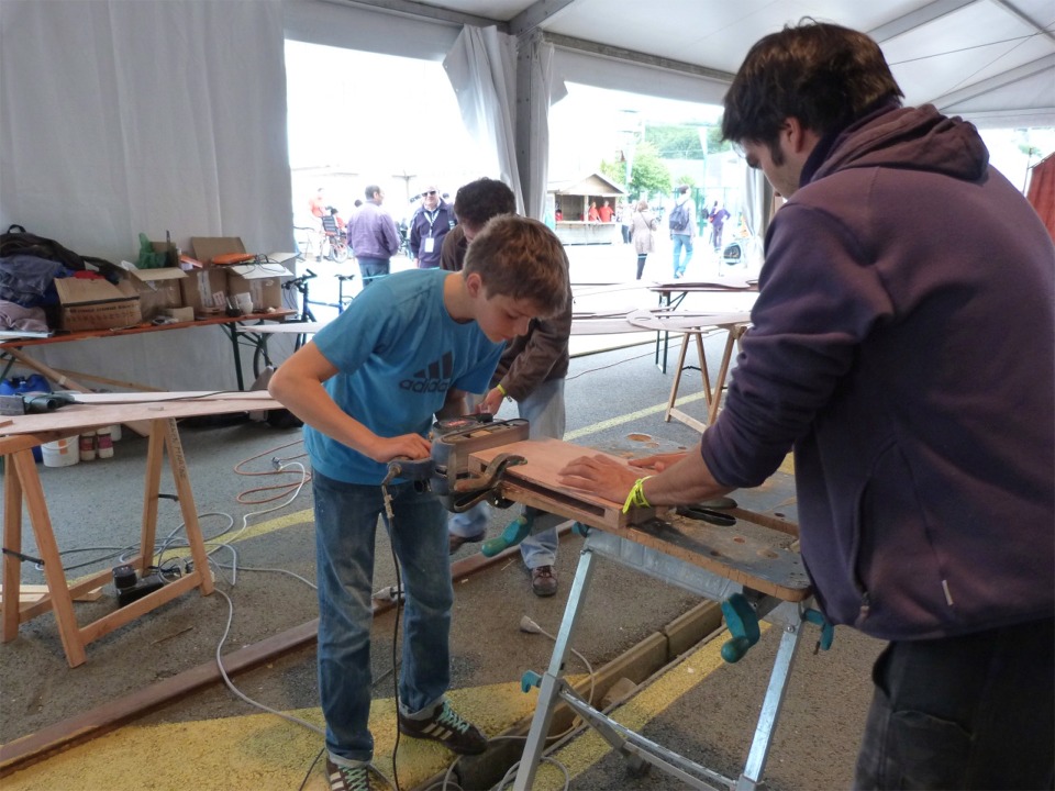 Puis c'est François qui "nettoie" les chants à la ponceuse à bande tandis que Yann immobilise la pièce. 