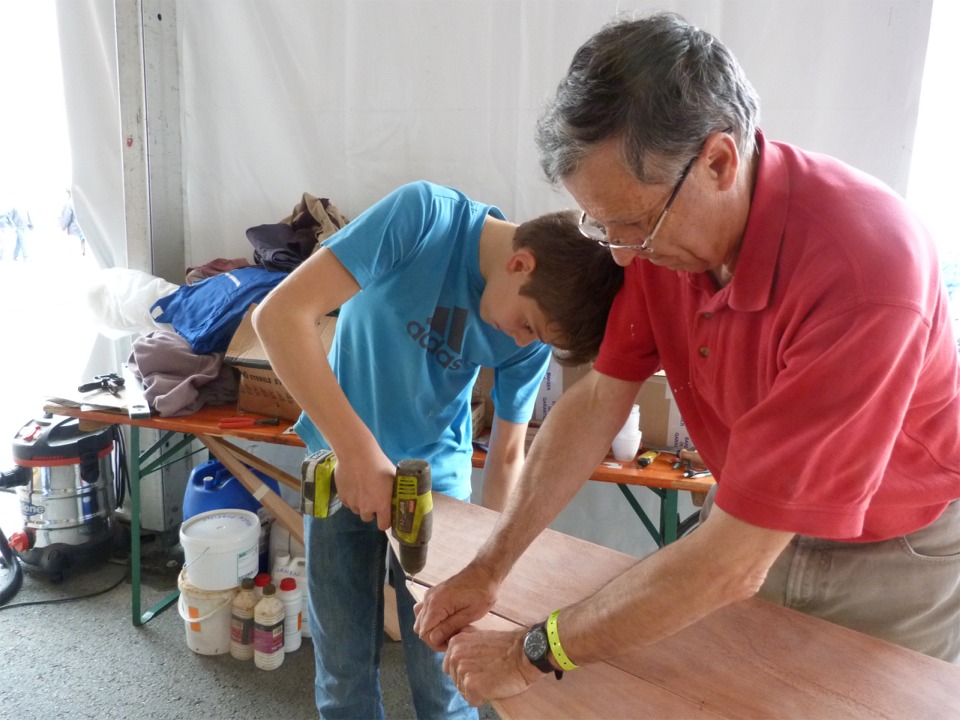 François perce l'un des 400 trous de suture tandis que François tient une extrémité du bordé 1 tribord. 