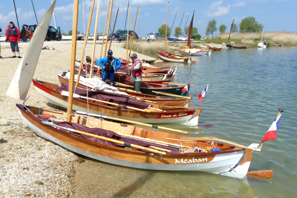 Autre vue des Skerry : "Méaban", "Pirate du Rhône", "La Marie Pupuce II", "Truk", "Bahari", "L'odet", "Naïma", le Skerry à dérive pivotante, et "Babyole". 