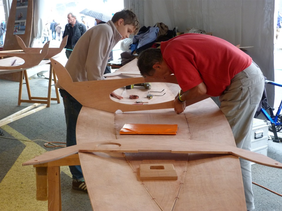 Pierre et François installent la membrure centrale. 