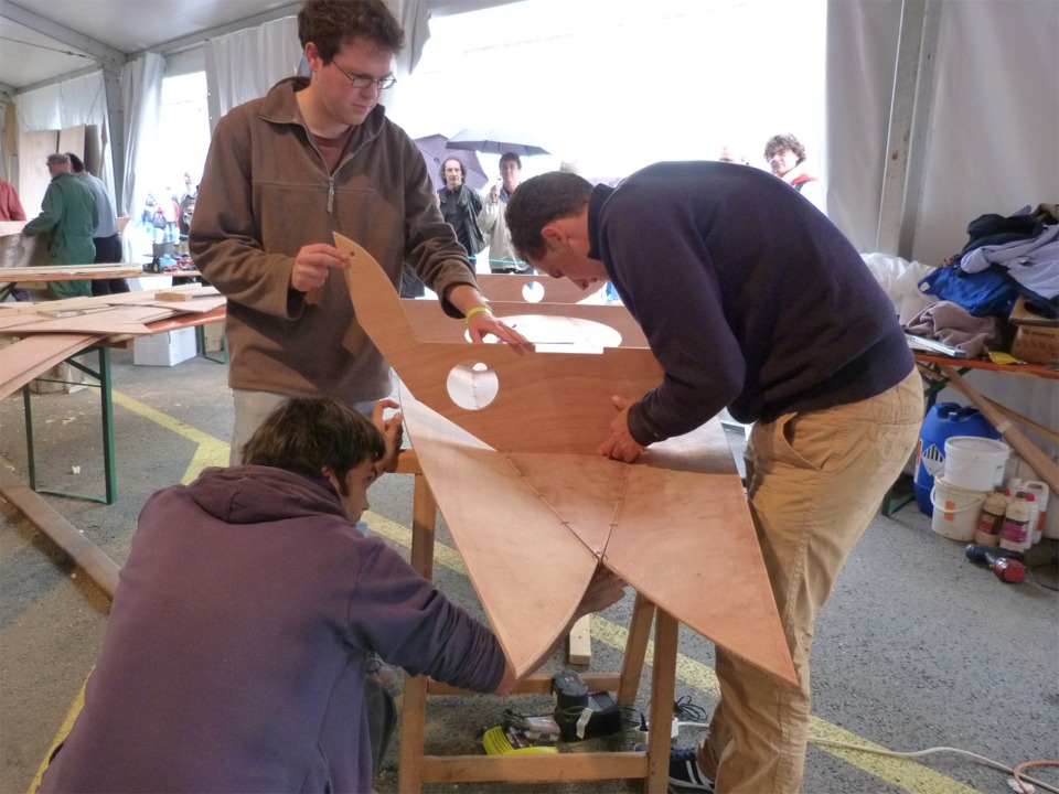 Erwan et Yann ont reçu le renfort de David qui les assistera cet après-midi (par plaisir, car ils se débrouillent à merveille). 