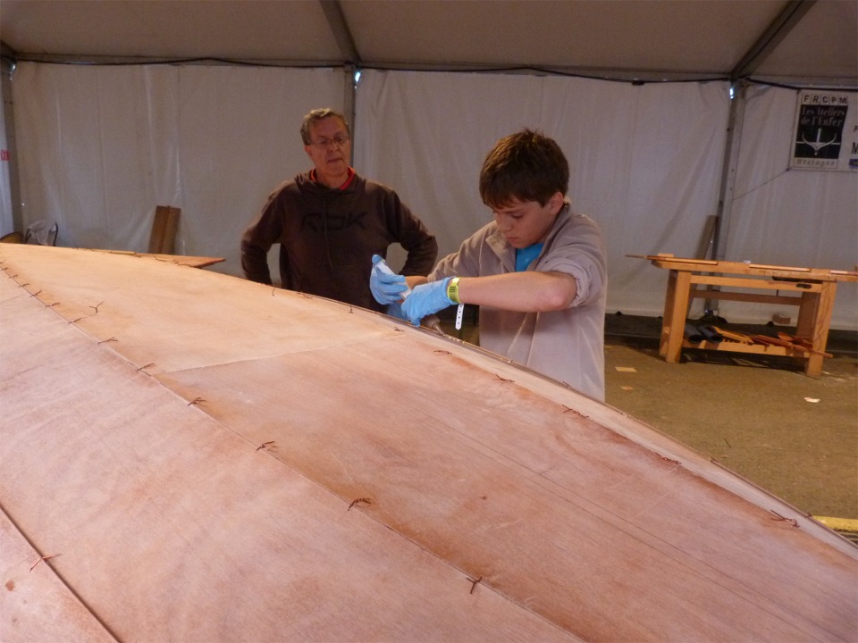 François fait de même sous l'oeil de son père. 