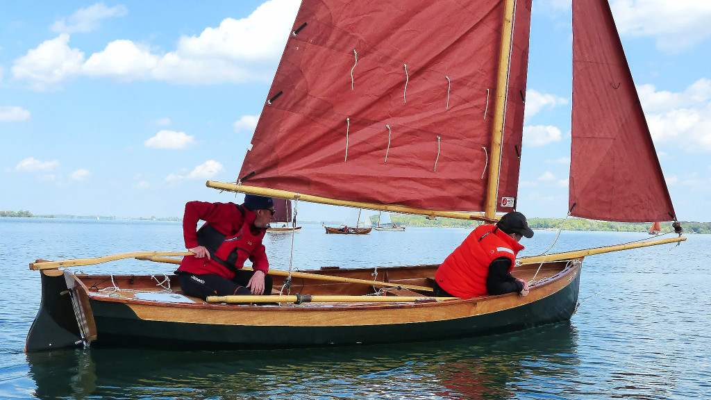 Hervé à la barre "d'Agathe" avec Pascal au foc. 