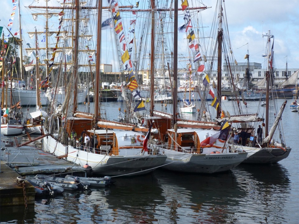En ce début de seconde journée, jour de fête nationale, le soleil brille (enfin) et je ne peux résister au plaisir de faire cette photo des trois "grands voiliers" (un peu modestes tout de même) de notre Marine Nationale : Etoile, Belle Poule et Mutin. 