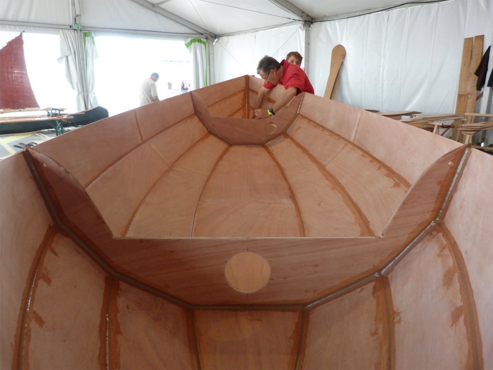 Nous avons temporairement retiré la membrure centrale pour faciliter le travail et faisons tous les joints intérieurs entre les bordés, bouchons tous les trous des sutures coté intérieur et réalisons les joints-congés des cloisons avant et arrière. 