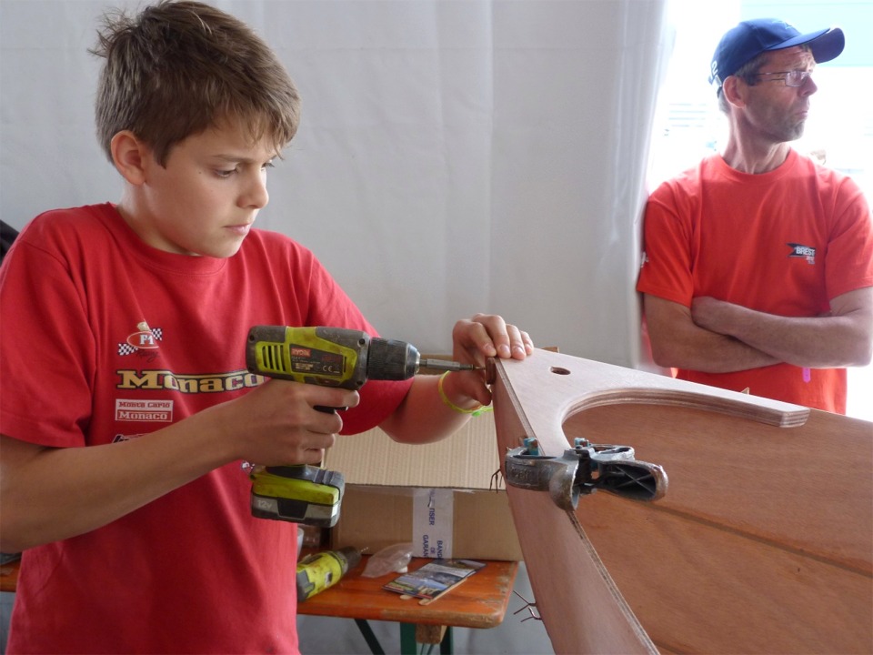 François serre les vis temporaires qui tiendront les guirlandes pendant leur collage. 