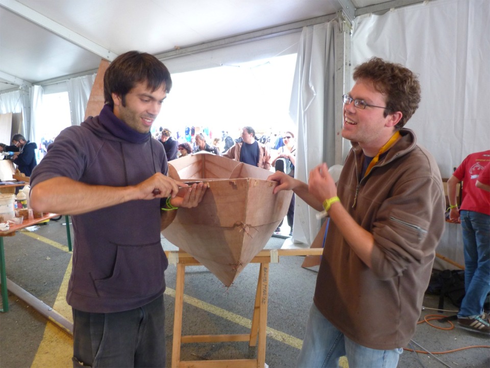 Yann fait de même avec l'assistance (?) d'Erwan. 