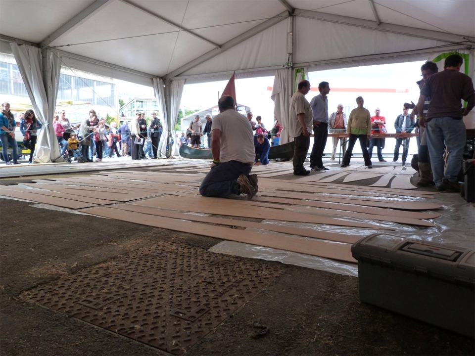 Les constructeurs de canoës "Caïman" se préparent à coller les "scarfs" (ou joints en écart en français) de leurs panneaux de coque. 