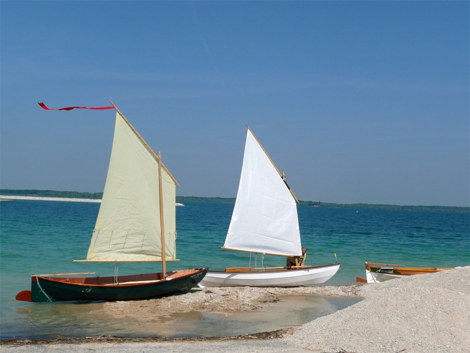 Gérard finit de gréer son Skerry blanc, devant le mien, vert. On distingue celui de Ludo, un peu caché par le tas de sable. 