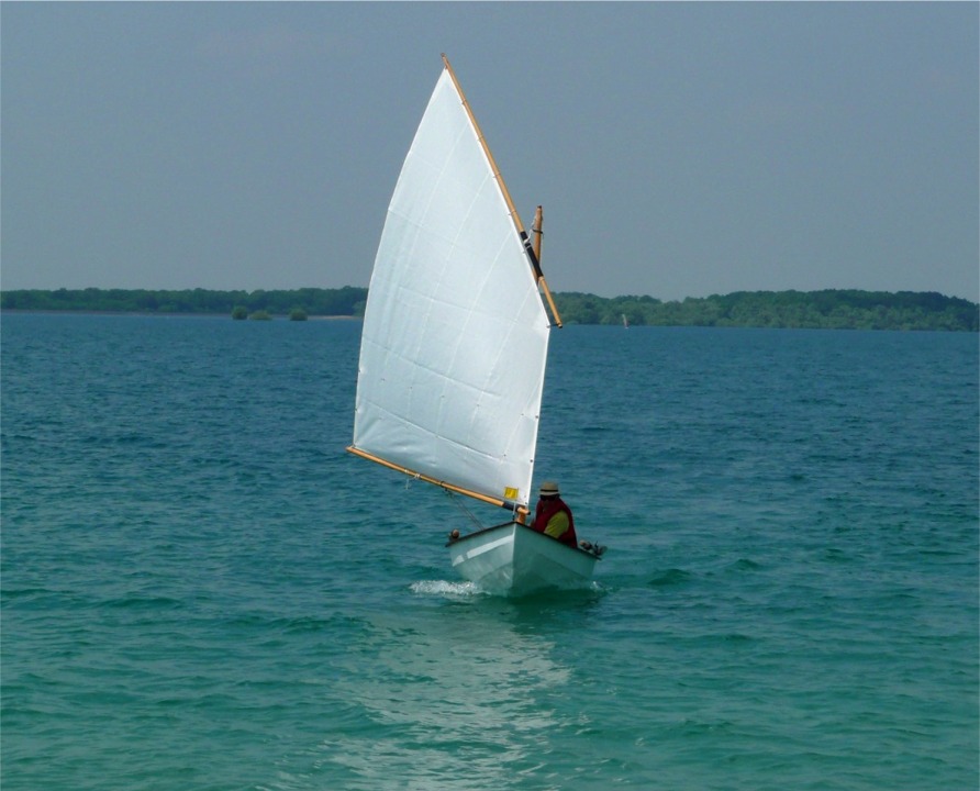 Gérard arrive grand-largue sur la plage. 