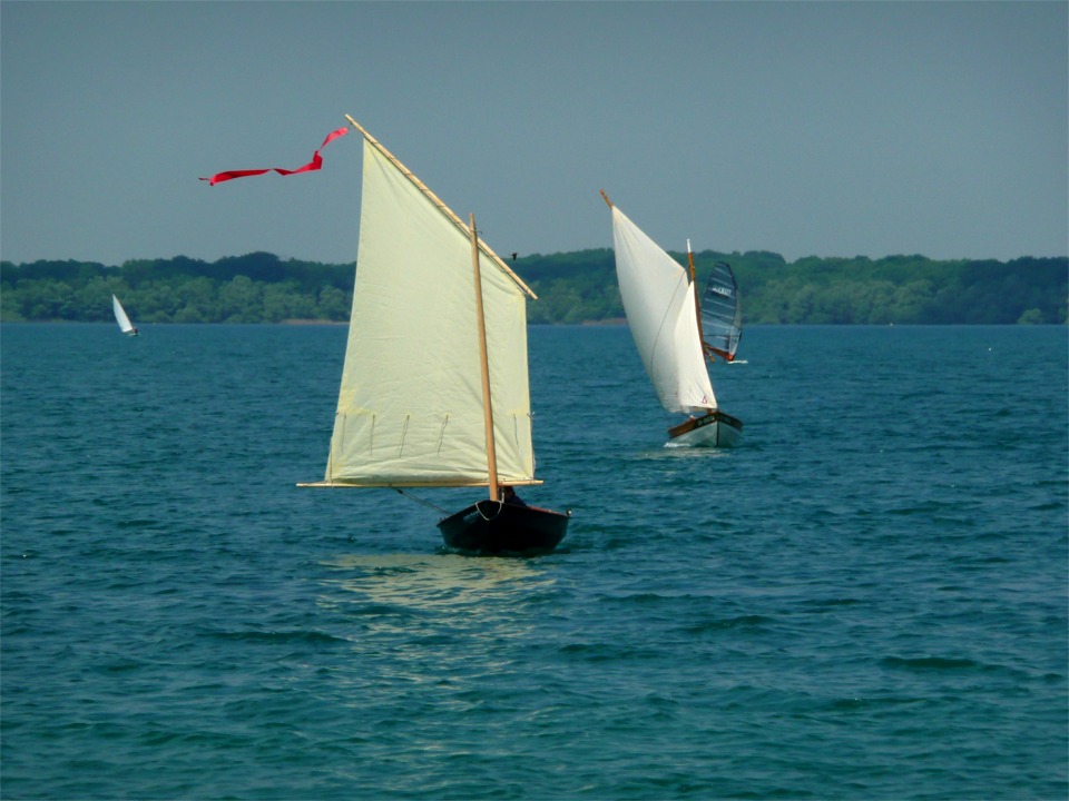 Et c'est Ludo(à droite sur Anouket avec le gréement de sloop à livarde) et moi qui arrivons pour casser la croute. 