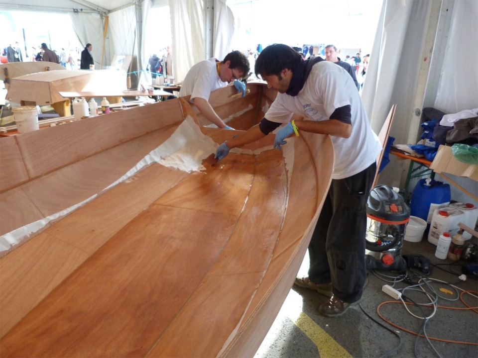 Après cette première saturation, nous repasserons une couche d'époxy "mouillé sur mouillé" sans attendre que l'époxy de saturation ait durci. Ce soir, nous terminons peu après 20h, nette amélioration par rapport au premier jour... 