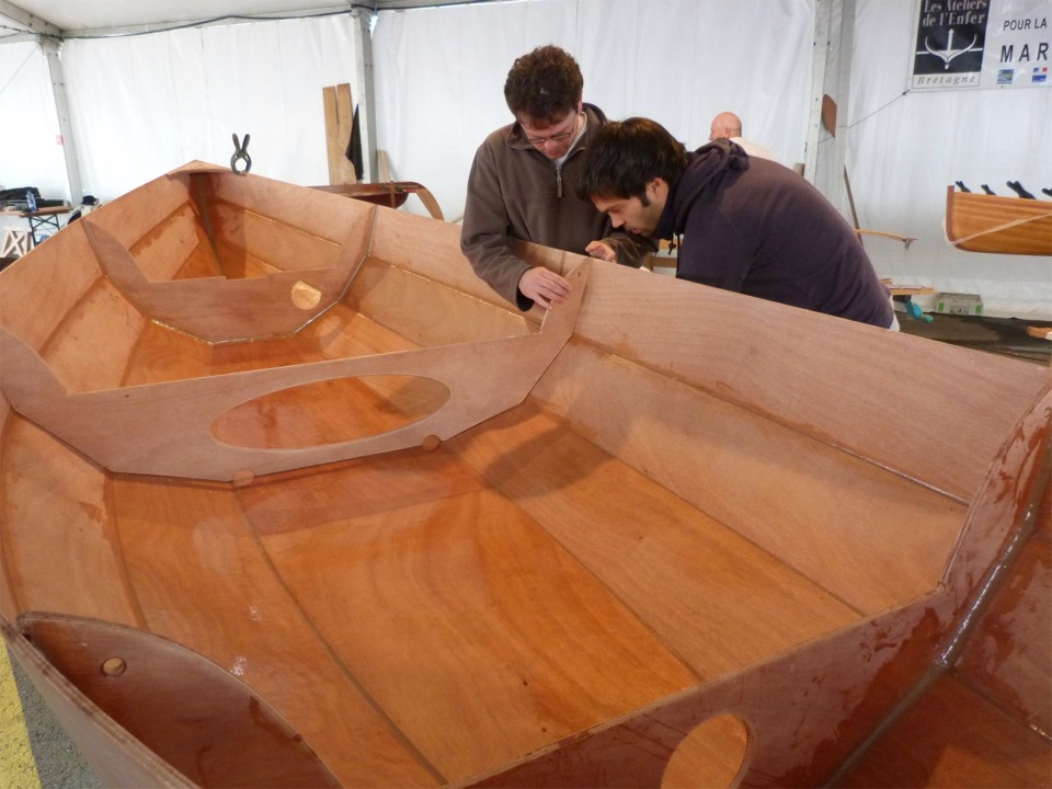 Nous démarrons la journée en réinstallant la membrure centrale. Nous reperçons les trous des sutures de son premier montage et reposons de nouvelles sutures.