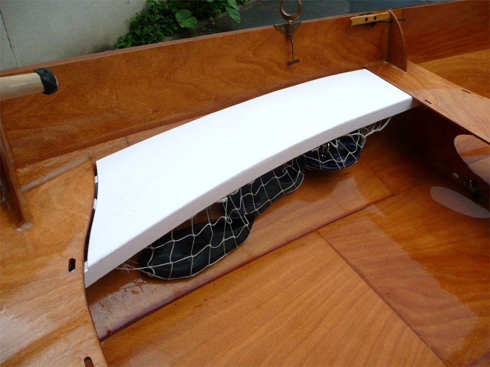 Le banc b&acirc;bord est muni d'un filet pour y ranger quelques objets hors du petit fond d'eau susceptible de se trouver au fond du Skerry (embarqu&eacute; en montant &agrave; bord, ou par les embruns et les coups de g&icirc;te quand il y a de la brise). Le banc tribord est &eacute;quip&eacute; de clips (visibles sur l'image d'avant) pour ranger la pagaie. 