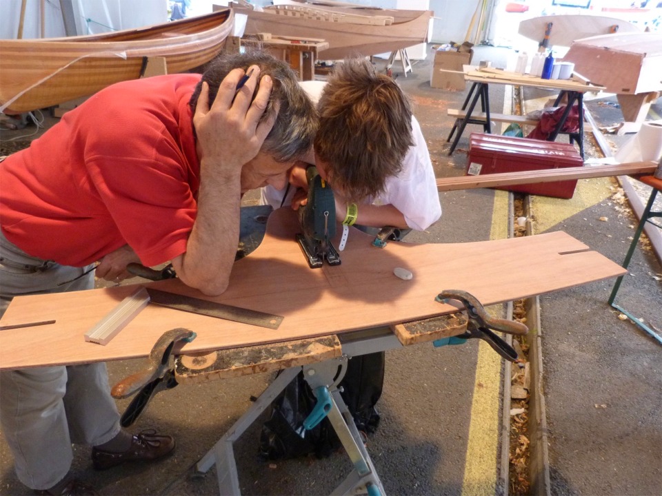 Après traçage, Michel et Pierre font l'ébauche de la découpe de l'ouverture du puits de dérive à travers le siège central. 