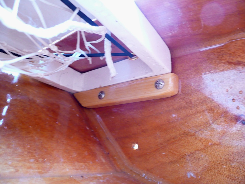 Voil&agrave; l'avant du banc b&acirc;bord, c&ocirc;t&eacute; membrure centrale. G&eacute;rard met gentiment &agrave; la disposition des int&eacute;ress&eacute;s un document comportant plans, cotes et explications pour ceux qui souhaitent r&eacute;aliser leurs bancs. G&eacute;rard, merci beaucoup pour ce document et pour les images ! 