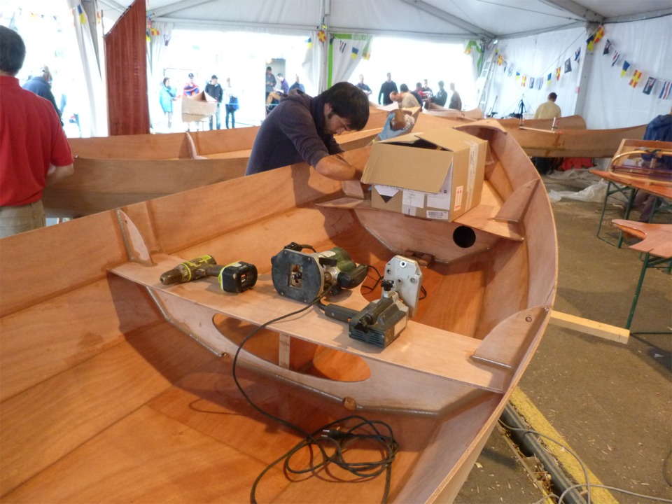 Les sièges sont collés et nous utilisons tous les objets lourds à notre disposition pour presser les collages. 