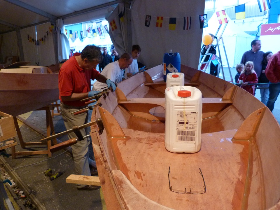 Nous terminons cette troisième journée vers 21h : construire un Skerry en six jours ne peut se faire que si les jours sont longs. Nous commençons le matin entre 10h et 11h, et il faut donc travailler assez tard... 