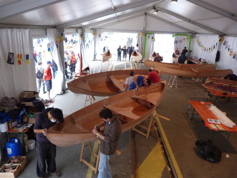 En ce matin de notre quatrième jour, le dernier gros travail à réaliser sur les Skerry est le collage du second pli des listons. Nous commençons par un ponçage de tous les joints intérieurs en vue de la seconde couche générale d'époxy. 