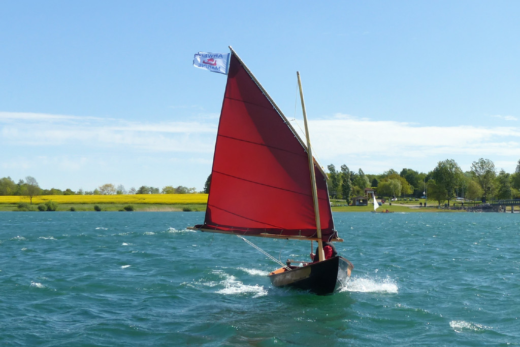 Ce n'est pas ce que vous croyez : je ne suis pas en train de m'amusern en fait je travaille car je dois tester plusieurs améliorations sur ce Skerry, comme la dérive pivotante, les sièges latéraux, la drisse australienne, etc. 