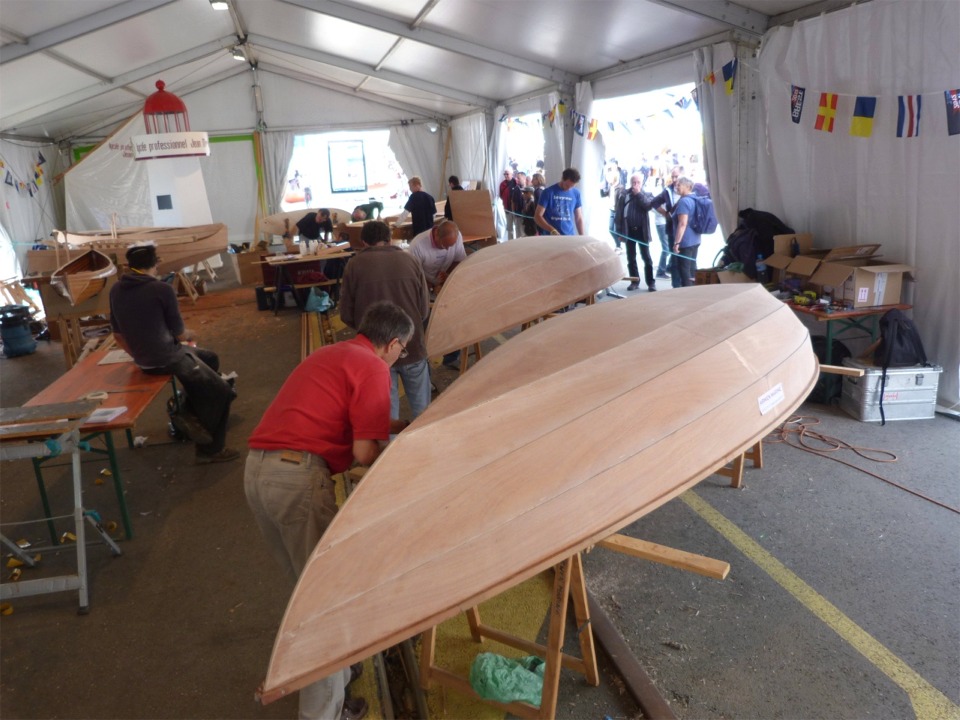 Nous allons faire cet après-midi la stratification de l'extérieur des coques, mais nous devons d'abord repasser sur tous les joints extérieurs et boucher les trous des sutures. Ce sera fait avant d'aller déjeuner... vers 15h. 