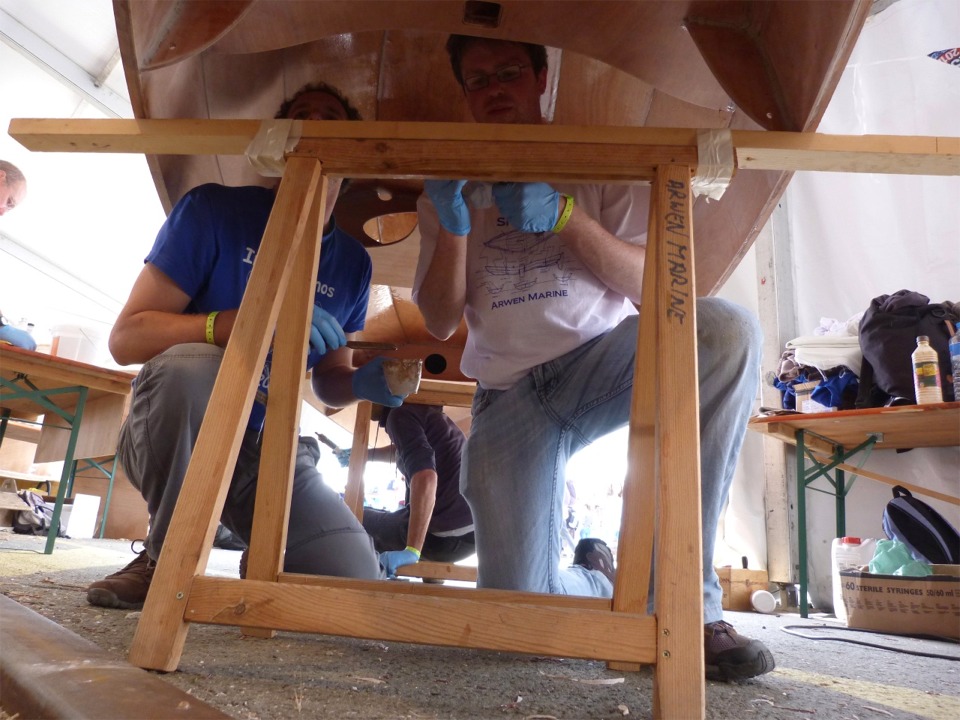 Il serait très difficile de faire ces joints en travaillant sur le bateau à l'endroit, alors qu'ils sont très accessibles quand le bateau est retourné. Evidemment, on doit travailler à genou, ce qui est assez inconfortable si cela dure. 