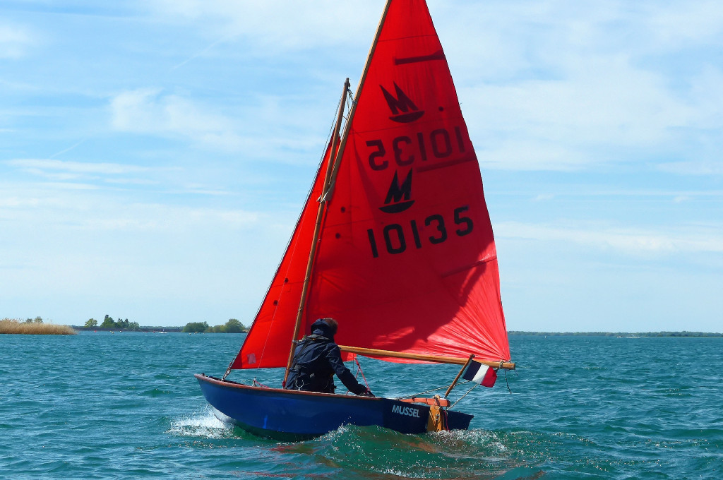 Le Dinghy Mirror "Mussel" est plus porteur à l'arrière, mais un peu court et lourd pour arriver à planer sauf conditions particulièrement favorables. 