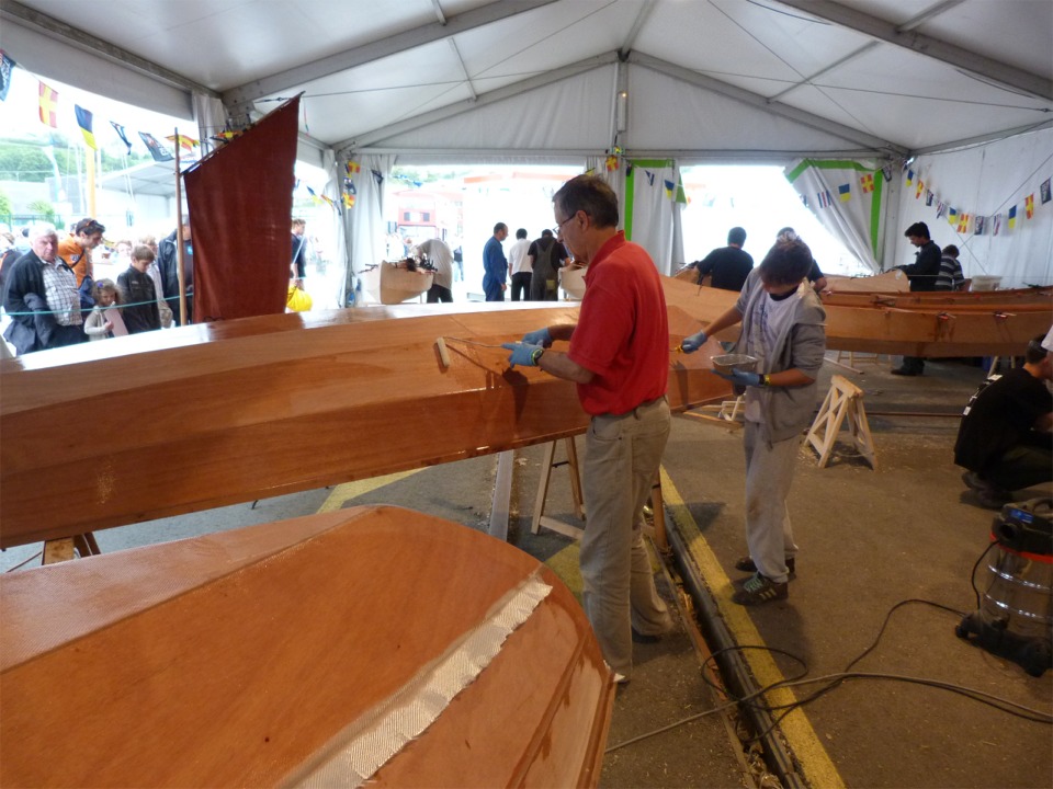 Michel est François sont en avance et ont commencé à passer une couche d'époxy "mouillé sur mouillé" sur la stratification et dans la foulée sur toutes la surface extérieure. 