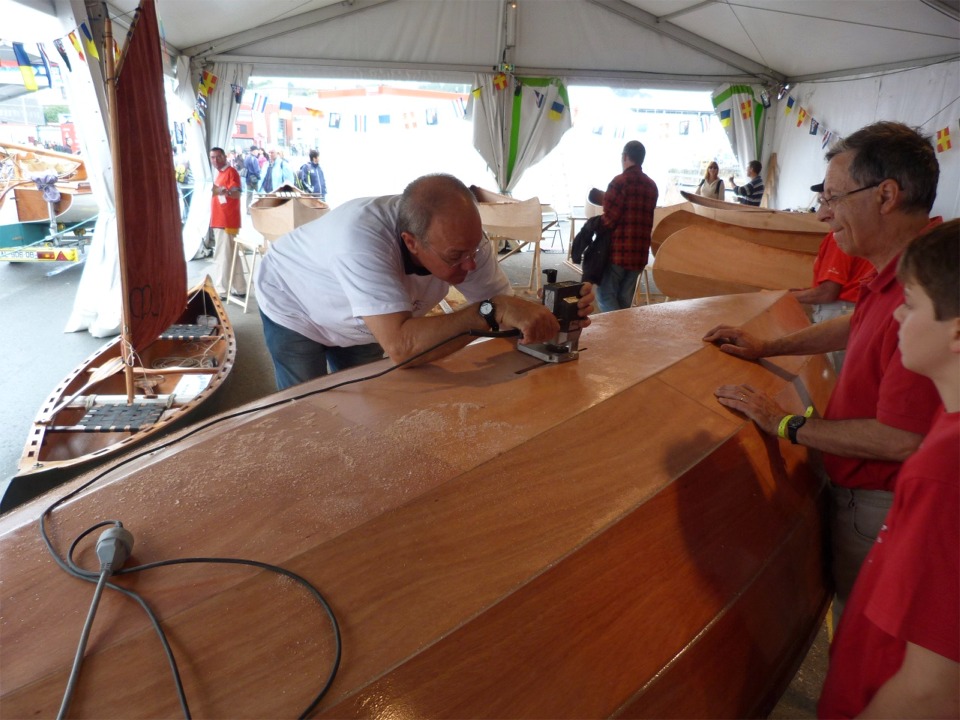 Après avoir pratiqué une première ouverture à la scie sauteuse, Gérard finit les bords de l'ouverture du puits de dérive à la défonceuse sous le regard attentif (et inquiet?) de Michel et François. 