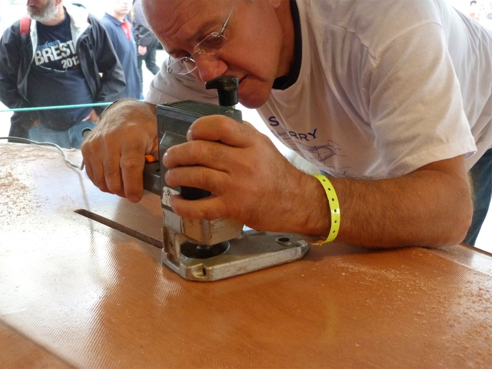 La défonceuse équipée d'une fraise droite à guide permet de finir rapidement et proprement les bords de cette ouverture. 