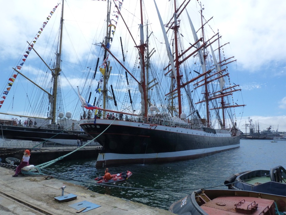 Nous avons repassé une couche d'époxy sur l'ensemble de la surface intérieure des Skerry et prenons donc le temps de profiter du beau temps de ce mardi pour voir les deux grands voiliers russes.