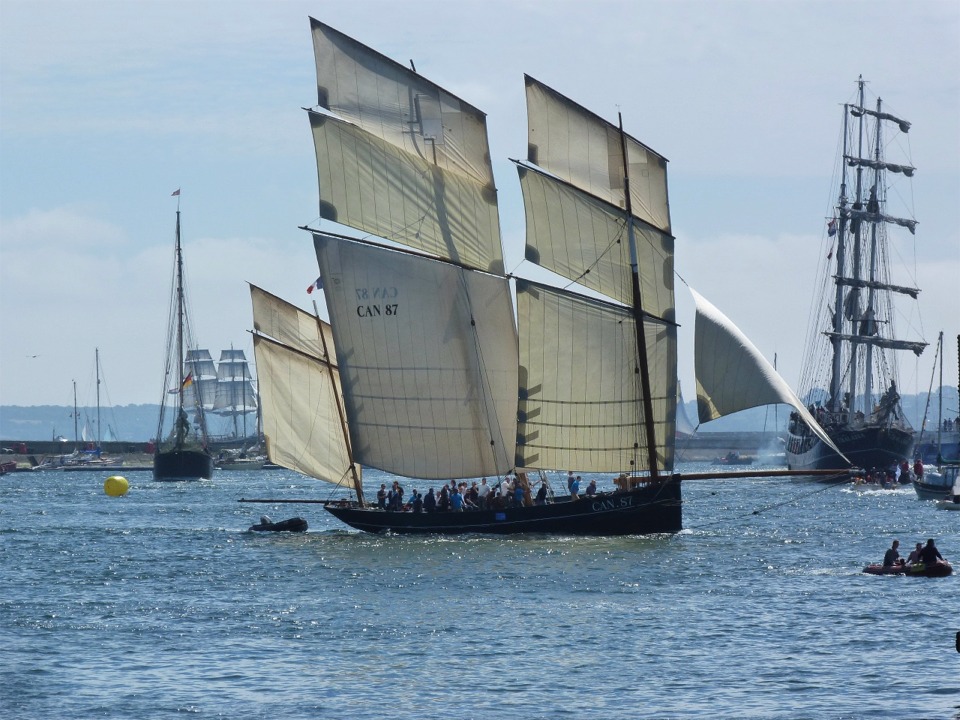 J'attrappe au passage cette jolie image de la "Cancalaise" de retour d'une sortie en rade, sous toute sa toile d'été. 