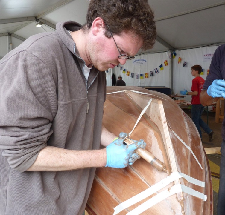 L'aileron a été collé et "scotché" en place puis Erwan utilise une grosse seringue pour déposer un cordon d'époxy chargée tout autour. 
