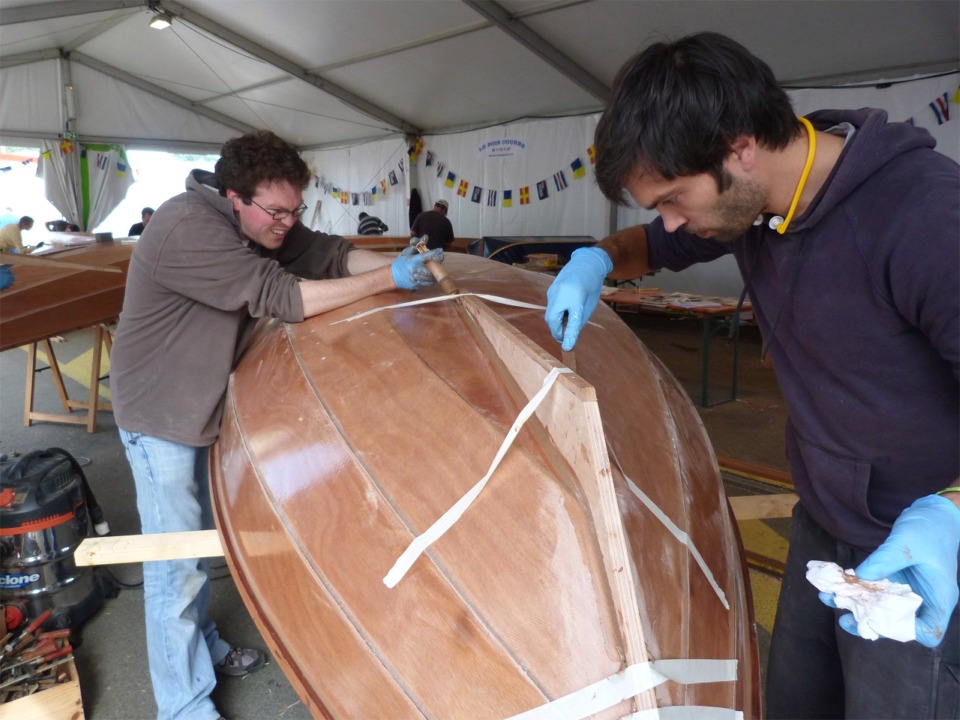 Retour au travail : nous collons l'aileron des Skerry et faisons dans la foulée les joints-congés à sa jonction avec la sole. 
