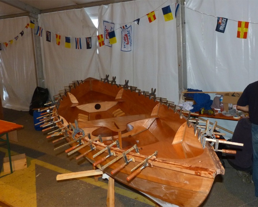 Nous remettons ensuite les bateaux à l'endroit pour coller le second pli des listons, et finissons encore assez tard, peu avant 21h. 