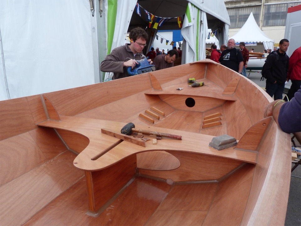 La finition des listons est la seule opération qui nous reste à terminer avant le lancement. Nous ferons également encore quelques petits ponçages et retouches d'époxy. Ici, c'est Erwan qui est à la ponceuse. 