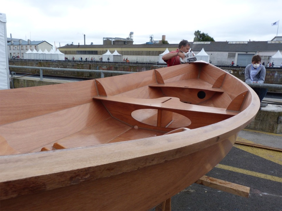 Au tour de Michel de poncer. François a l'air morose. Est-ce de voir la fin de la construction arriver ? 