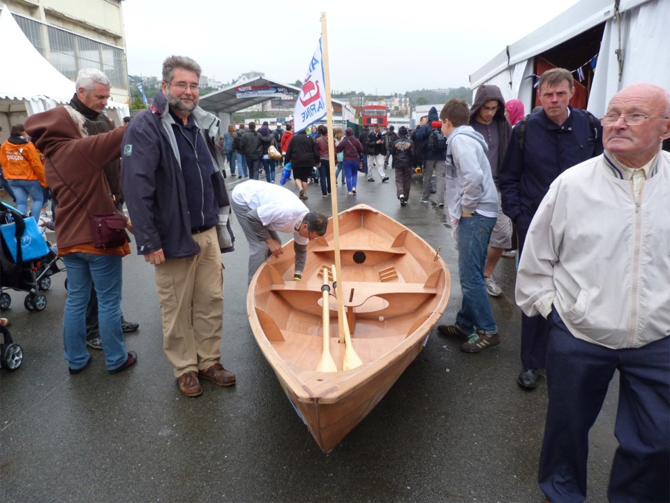 En ce sixième jour de construction, le temps du lancement est enfin arrivé : à 17h, nous sortons tous les bateaux du chapiteau "Je construis mon bateau" pour constituer un cortège vers la cale du bassin n°3, à 750 m de là. 