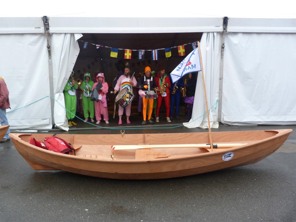 Une des 30 fanfares présentes sur les "Tonnerres de Brest" va nous ouvrir la route pour aller jusqu'à la cale du bassin n°3. J'ai fait une petite vidéo au début du parcours. 