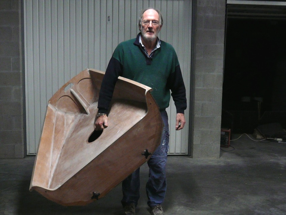 La partie avant est nettement plus petite que la partie arri&egrave;re, dans laquelle elle s'embo&icirc;te pour r&eacute;duire l'encombrement du bateau. Bravo Patrick ! 