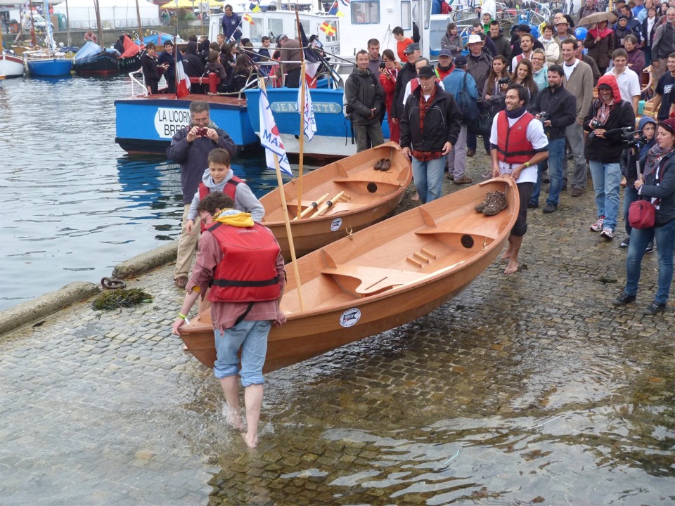 Et c'est parti : Erwan et Yann sont aidés par François pour porter leur esquif vers son élément. 