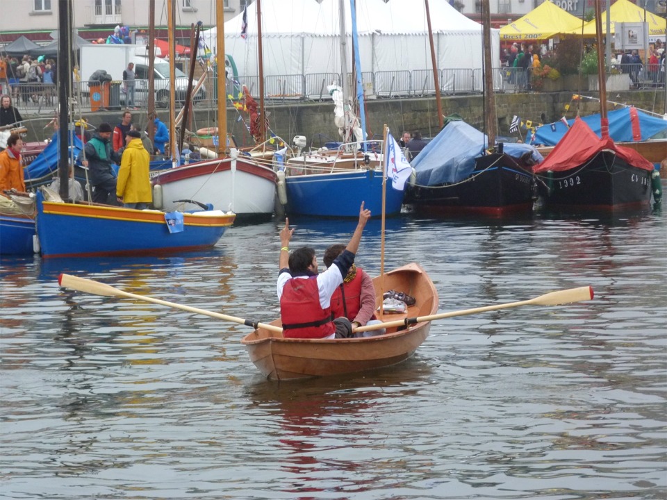 Yann salue la foule de ses fans.