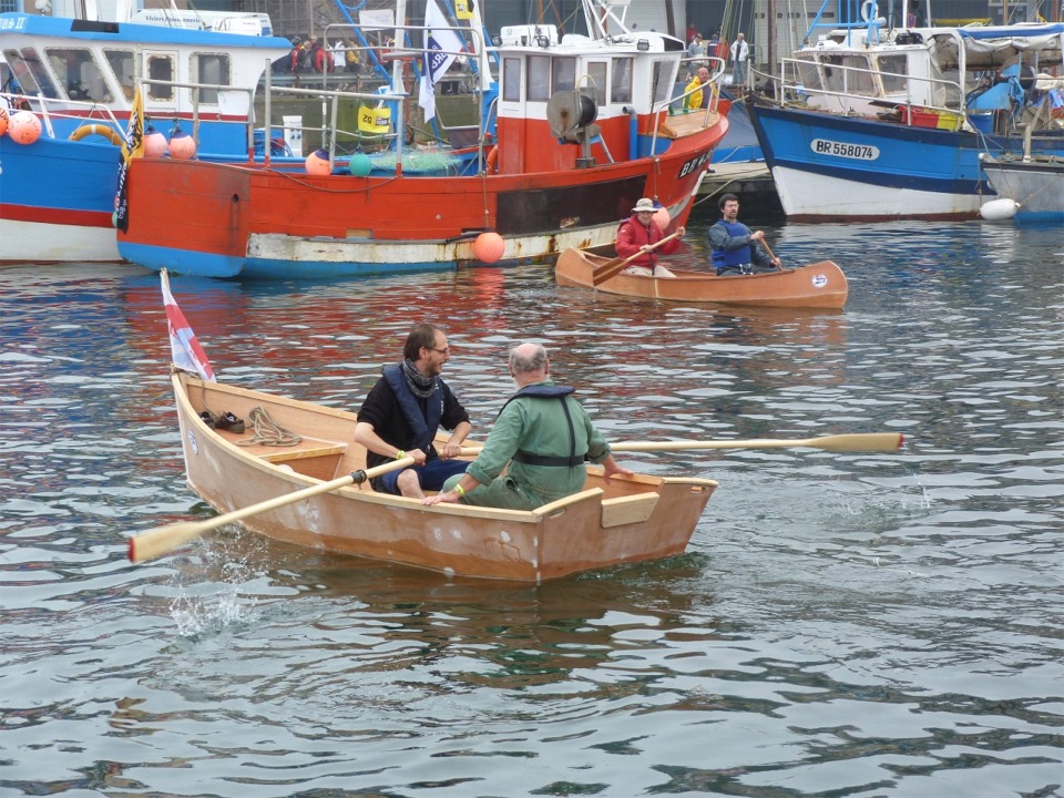 Premiers coups d'aviron sur La plate, et on aperçoit l'un des six canoës "Caïman" à l'arrière-plan. 